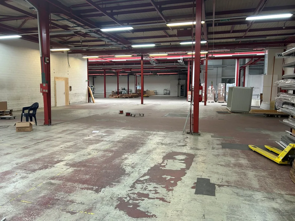 Gewerbehalle mit Anlieferungsrampe