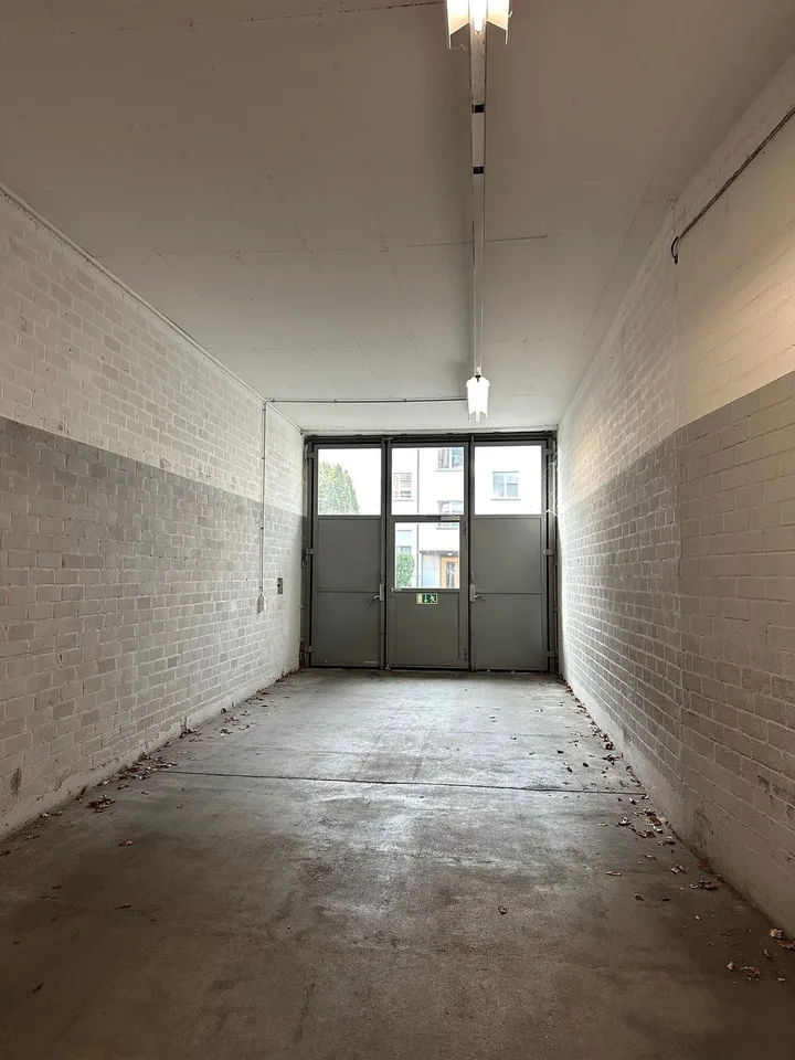 zu vermieten per sofort oder nach Vereinbarung Einstellhallenplatz