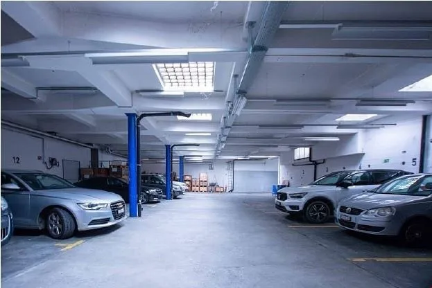 zu vermieten per sofort oder nach Vereinbarung Einstellhallenplatz