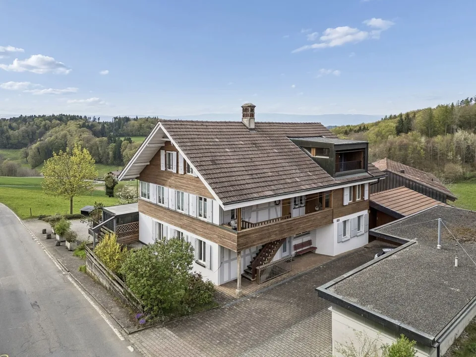 Vielseitiges Mehrfamilienhaus mit drei Einheiten und angebautem Einfamilienhaus mit Pool