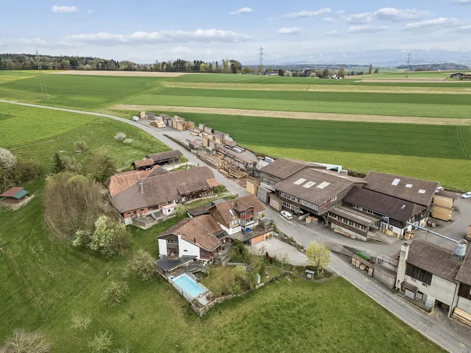 Vielseitiges Mehrfamilienhaus mit drei Einheiten und angebautem Einfamilienhaus mit Pool – photo 13 sur 13