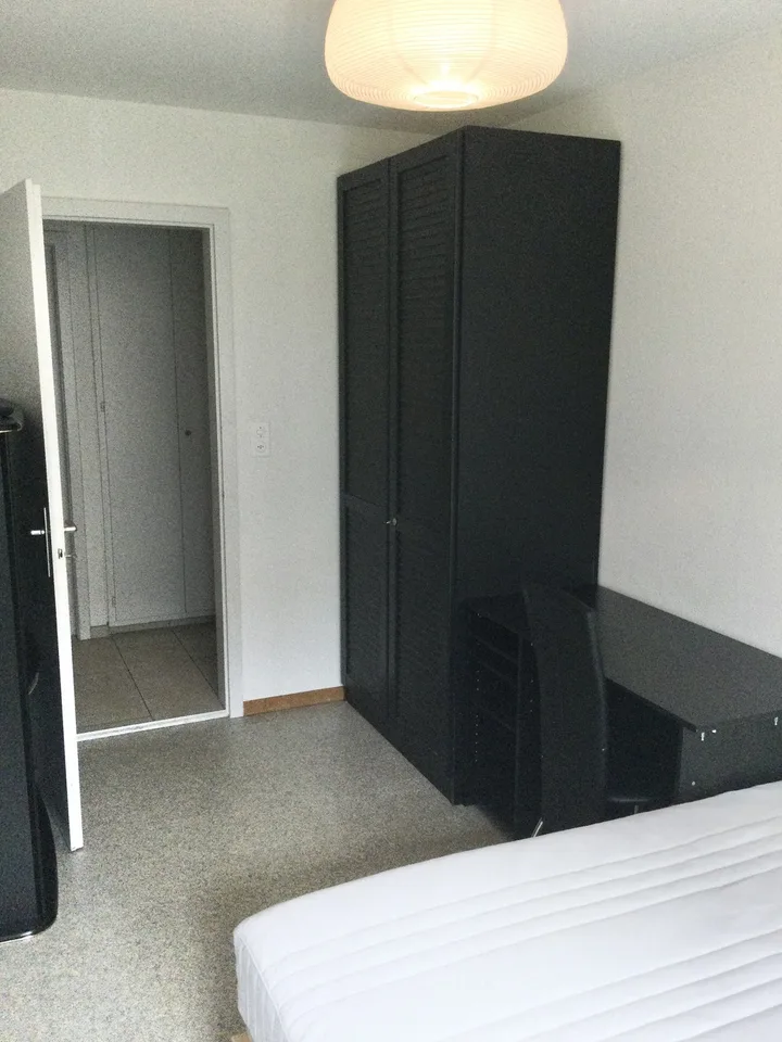 Zimmer zum vermieten, 550.-CHF pro Monat inklusive alle Nebenkosten, Heizung, Wasser, Strom, Tv und Internet.