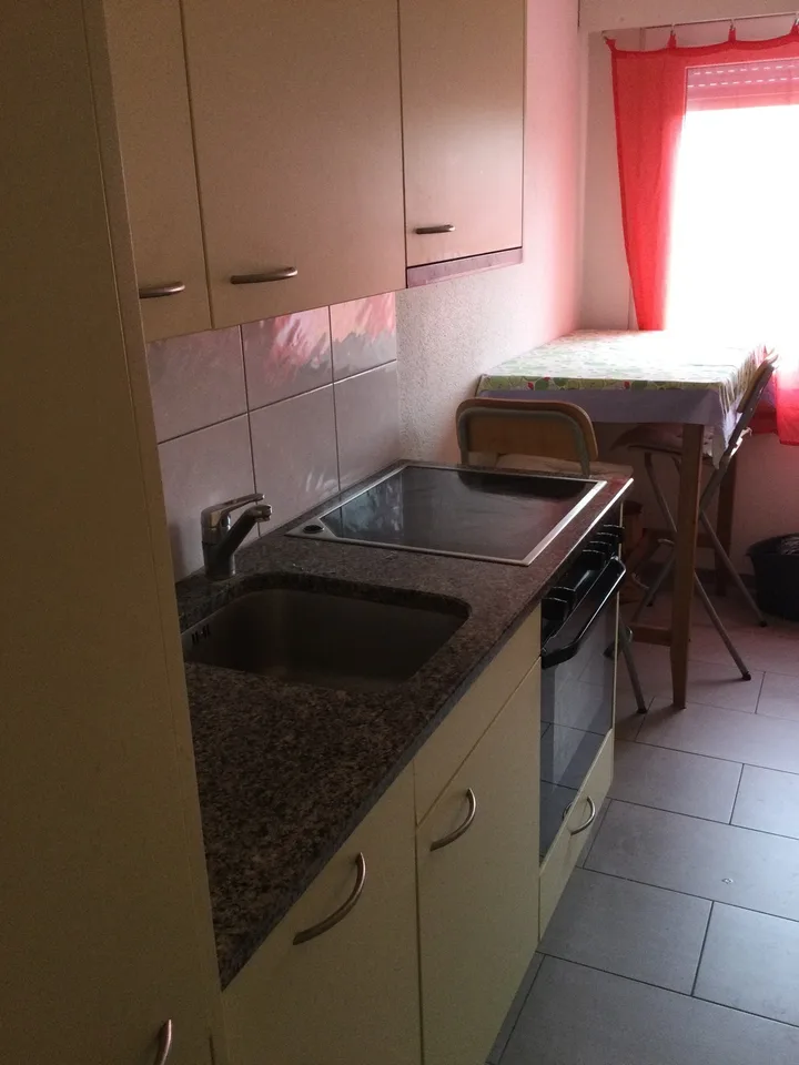 Zimmer zum vermieten, 550.-CHF pro Monat inklusive alle Nebenkosten, Heizung, Wasser, Strom, Tv und Internet.