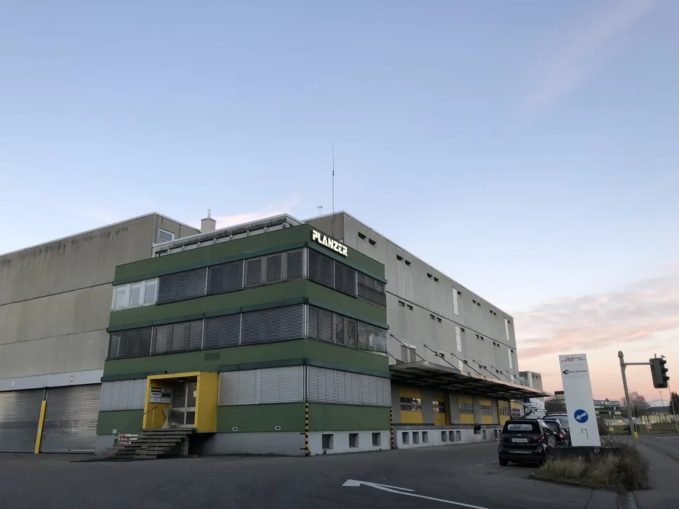Vielseitig nutzbares Lager- und Gewerbegebäude zur Zwischennutzung in Muri (BE)
