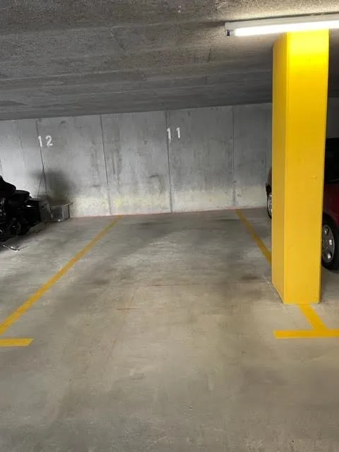 Autoparkplatz in Einstellhale