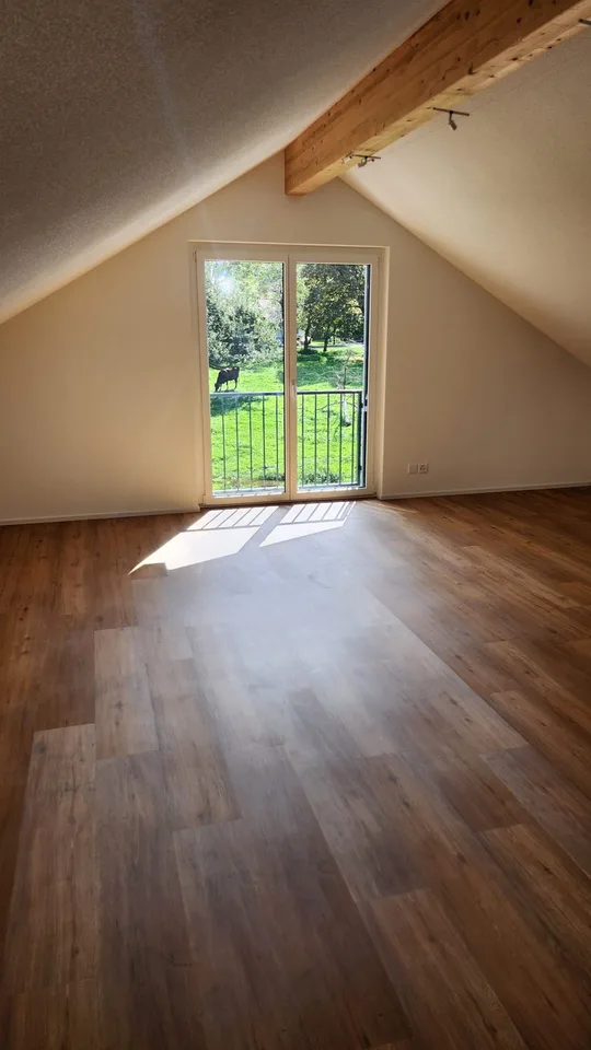 Moderne 2.5-Zimmer-Duplexwohnung mit Balkon und Aussicht