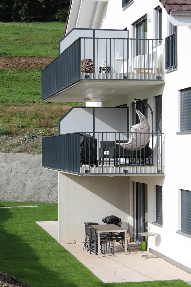 Moderne 2.5-Zimmer-Duplexwohnung mit Balkon und Aussicht