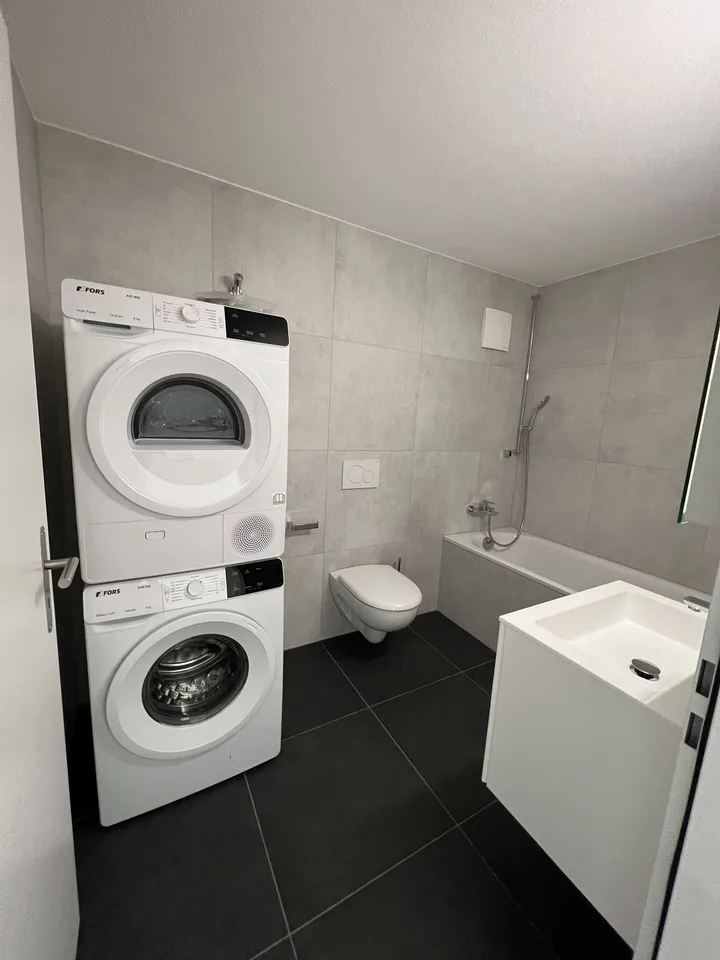 Moderne 2.5-Zimmer-Duplexwohnung mit Balkon und Aussicht