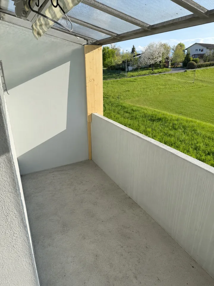 Helle 4-Zimmer-Wohnung mit Balkon und Naturblick in Richigen