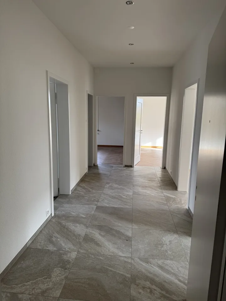 Komplett neu sanierte 4.5 Zimmerwohnung an bester Lage in Wabern