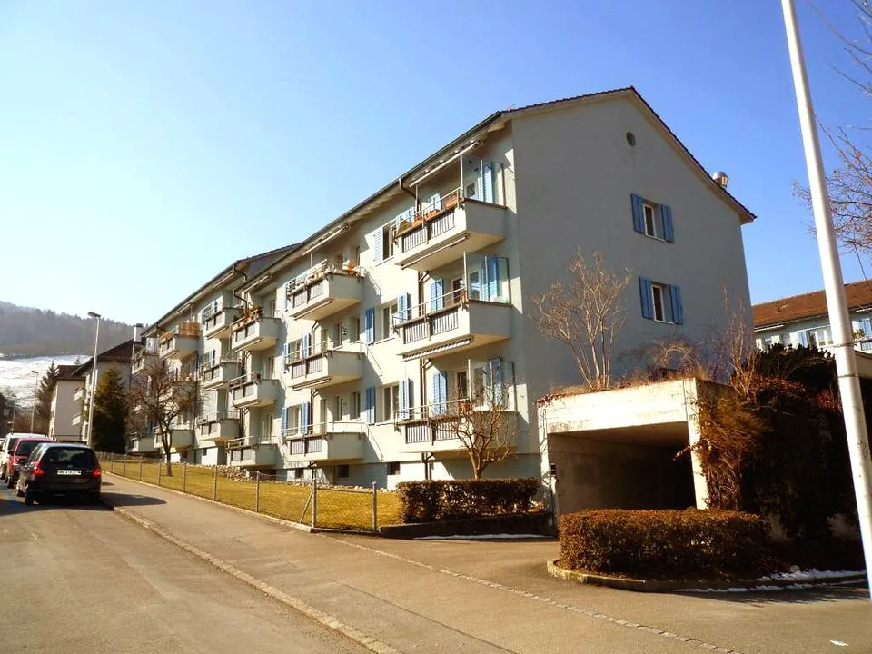 Mehrere Einstellhallenplätze für je CHF 110.00 verfügbar