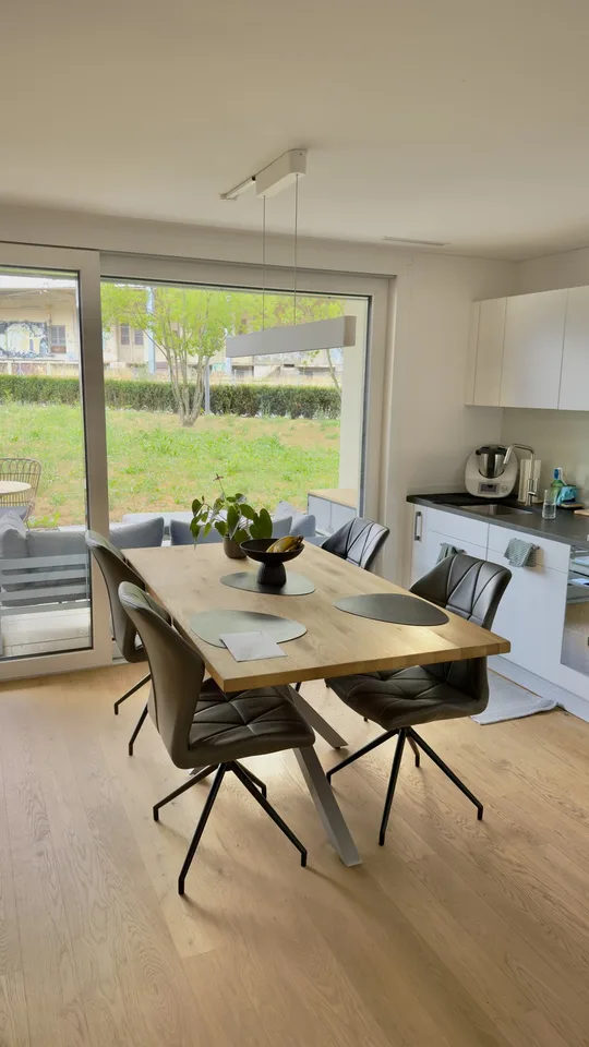 Wunderschöne 2,5-Zimmer-Wohnung (62 m²) mit grosser 20 m² Terrasse mit Parkplatz