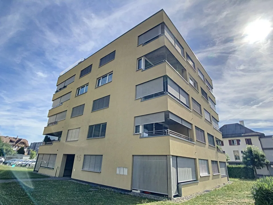 TRÈS BEL APPARTEMENT DE 2.5 pièces / SEHR SCHÖNE 2.5-Zimmer-Wohnung