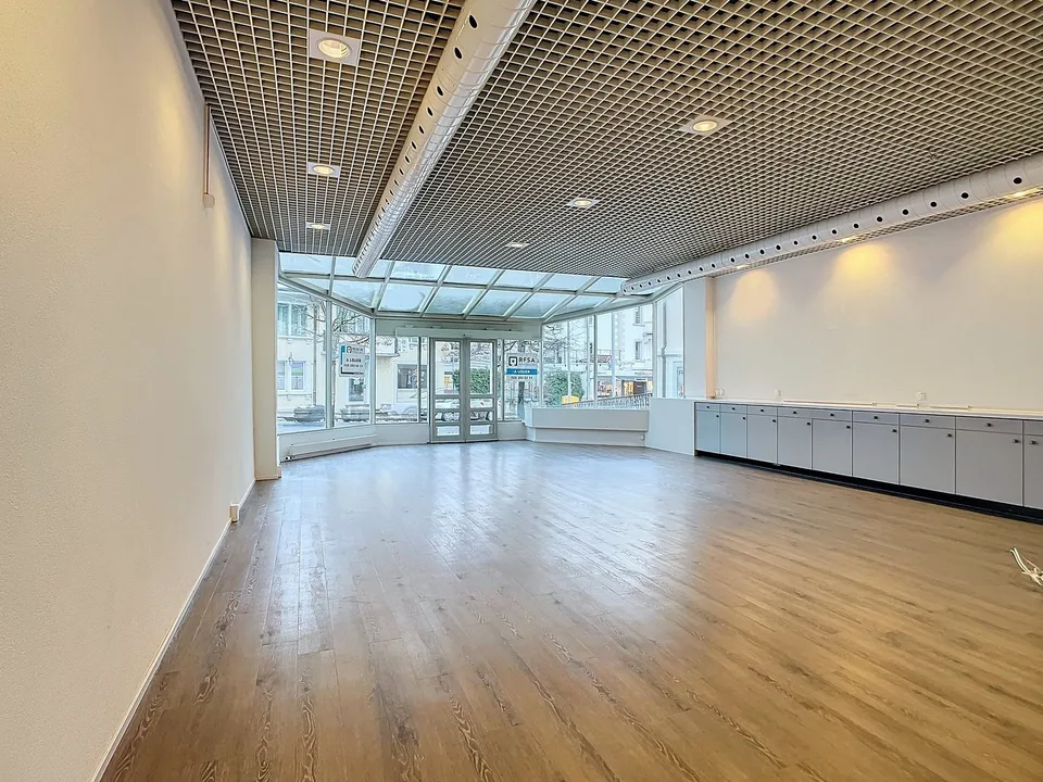 SCHÖNE GEWERBEFLÄCHE IM ERDGESCHOSS VON CA 90 BIS 150 M²  MIT SCHAUFENSTERN