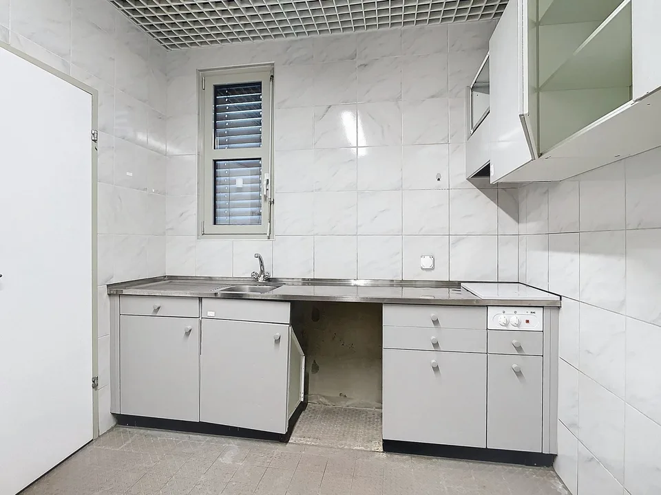 SCHÖNE GEWERBEFLÄCHE IM ERDGESCHOSS VON CA 90 BIS 150 M²  MIT SCHAUFENSTERN