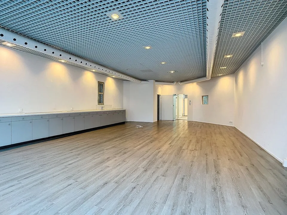 SCHÖNE GEWERBEFLÄCHE IM ERDGESCHOSS VON CA 90 BIS 150 M²  MIT SCHAUFENSTERN