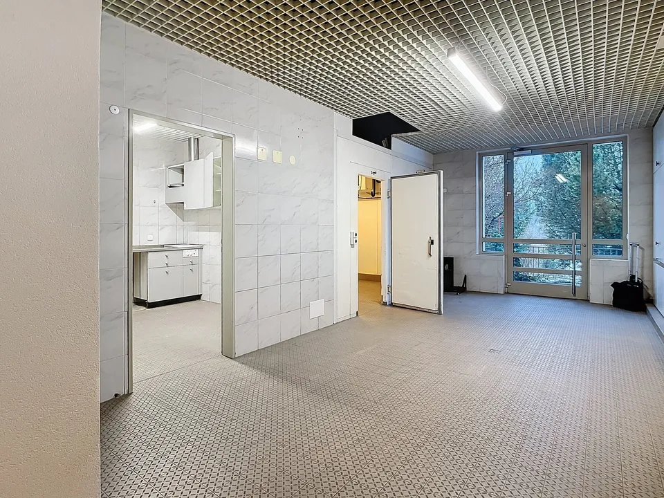 SCHÖNE GEWERBEFLÄCHE IM ERDGESCHOSS VON CA 90 BIS 150 M²  MIT SCHAUFENSTERN