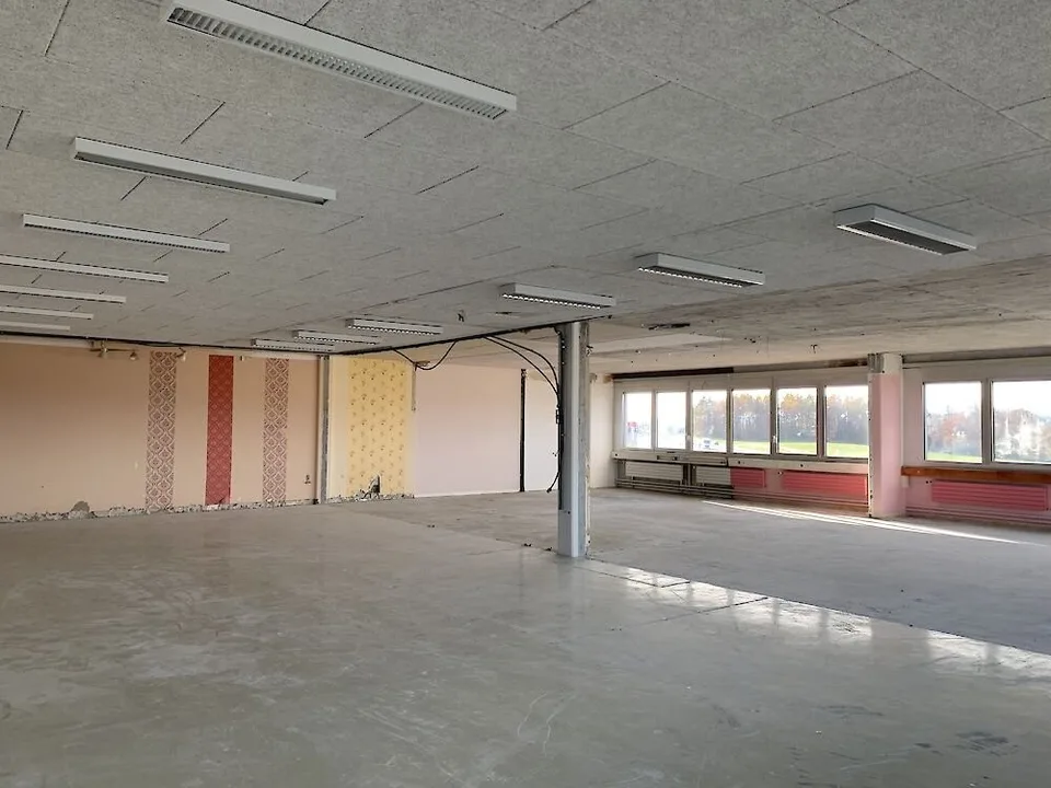 Geräumiges und helles Lokal an der Warpelstrasse in Düdingen – Foto 8 von 13