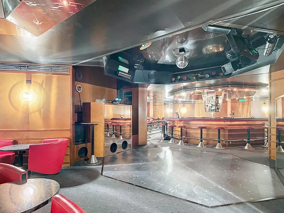 BAR-DISKOTHEK VON CA. 160 M² IM UNTERGESCHOSS