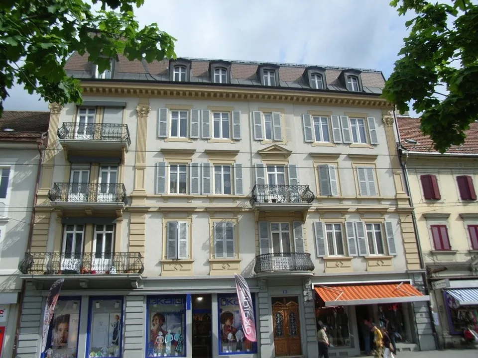 MAGASIN DE 78 M2 AVEC VITRINES  AU CENTRE-VILLE