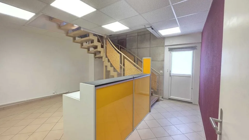 A LOUER - LOCAL COMMERCIAL POUR RESTAURATION / SHOP