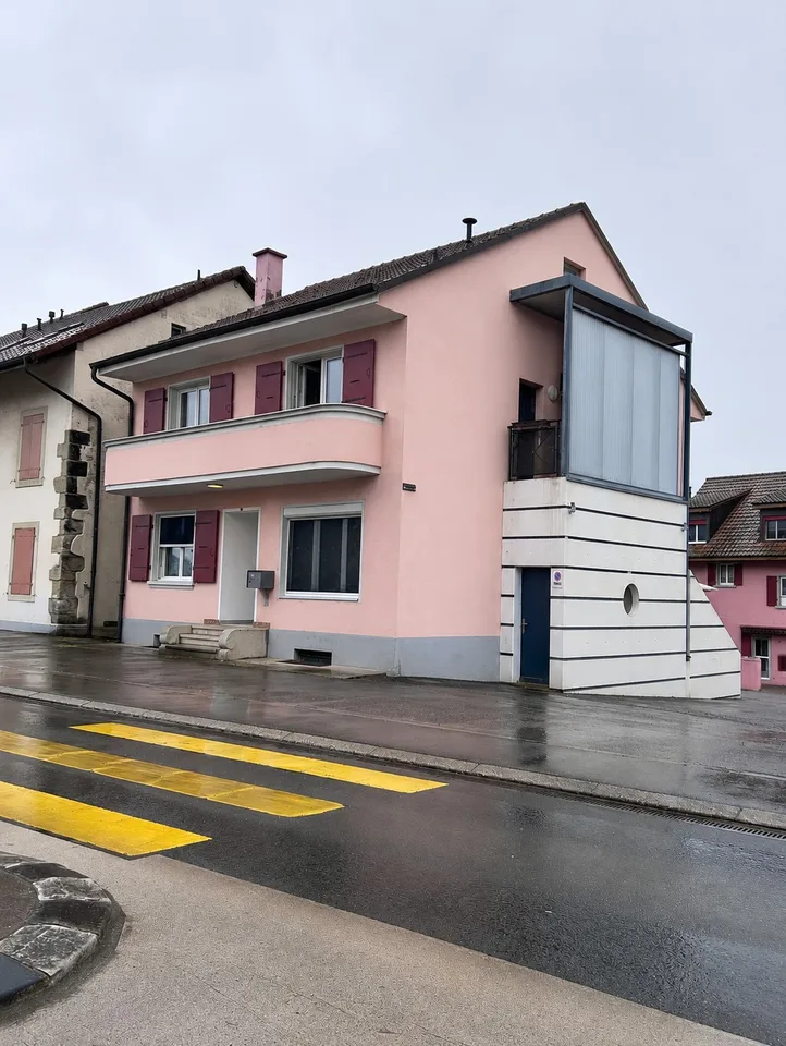 Maison familiale de 6.5 pièces - Au centre de Dompierre - Perspectives de développement
