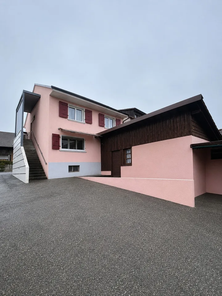 Maison familiale de 6.5 pièces - Au centre de Dompierre - Perspectives de développement