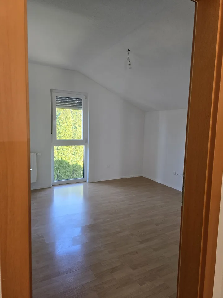 Appartement fraichement rénové de 2.5 pièces à Courtion