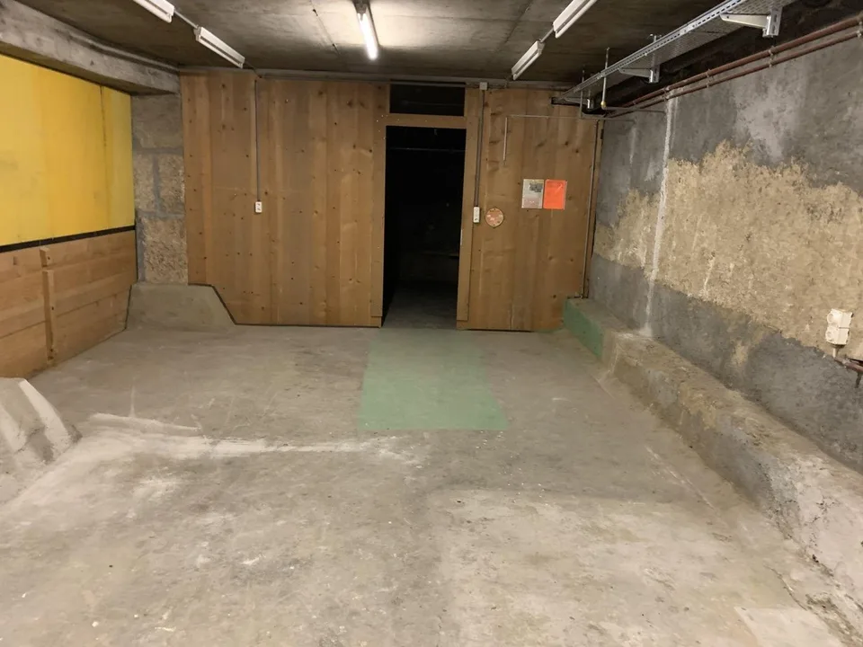 Grand dépôt d'env. 132 m2 à louer au sous-sol à l'Hôtel des Postes à Neuchâtel