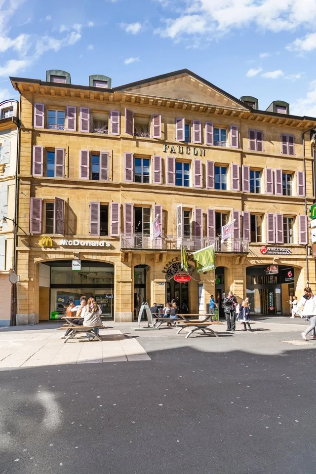Au cur dune rue piétonne à fort passage
