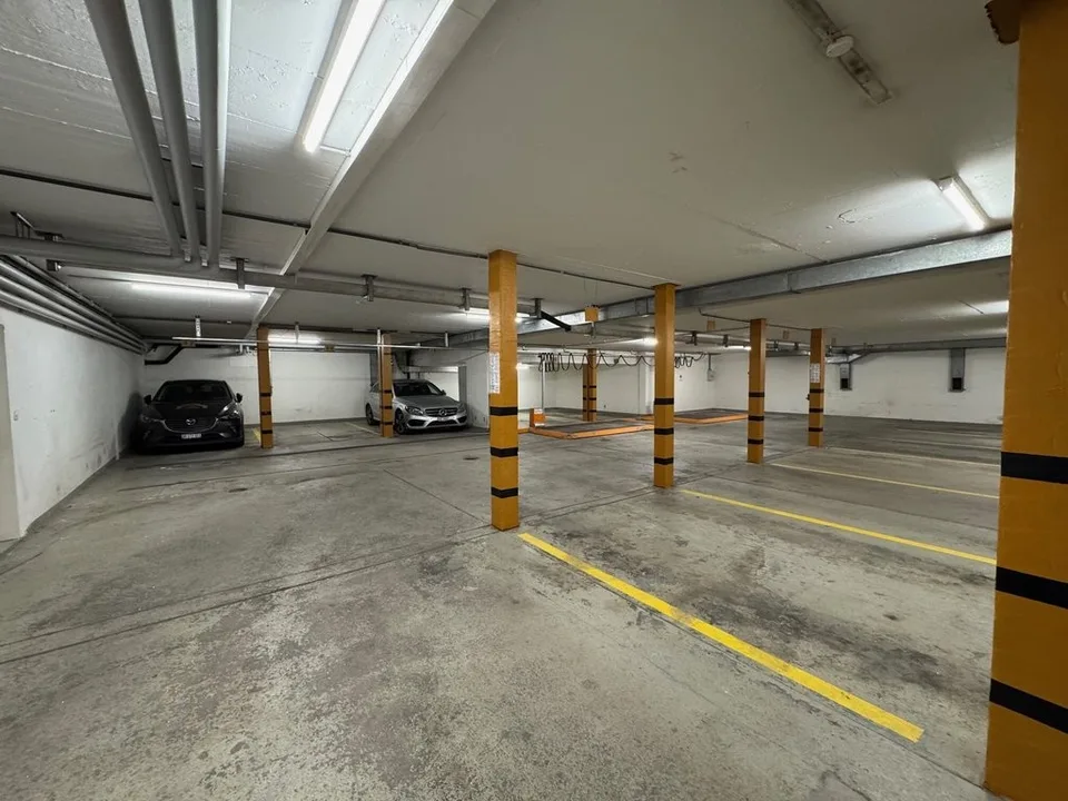 Exklusiver Tiefgaragenparkplatz im Herzen von St. Moritz zu vermieten!