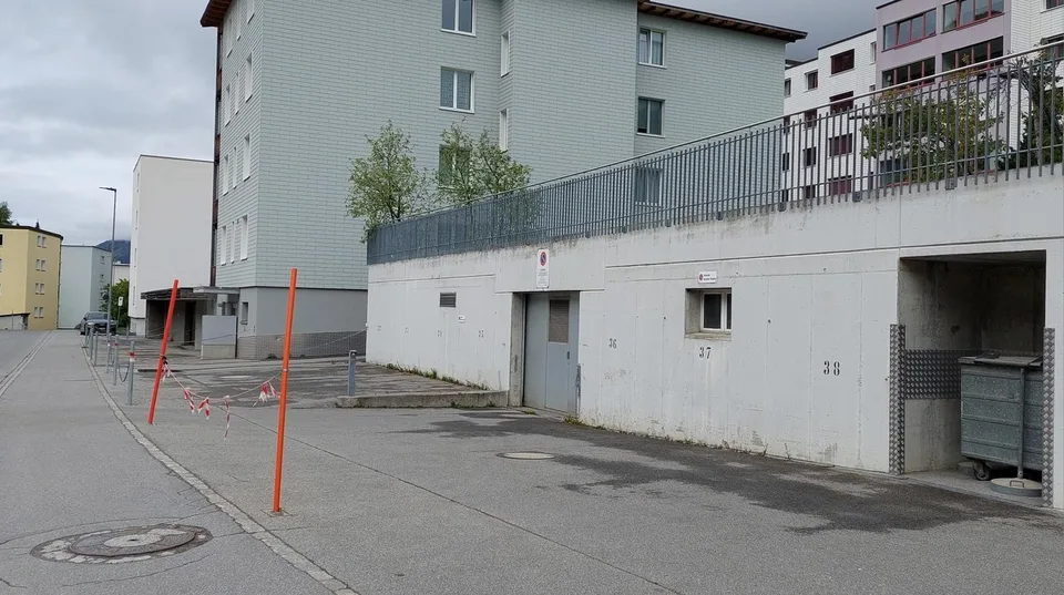 Einstellplatz für Motorrad an der Brämabüelstrasse in Davos Platz
