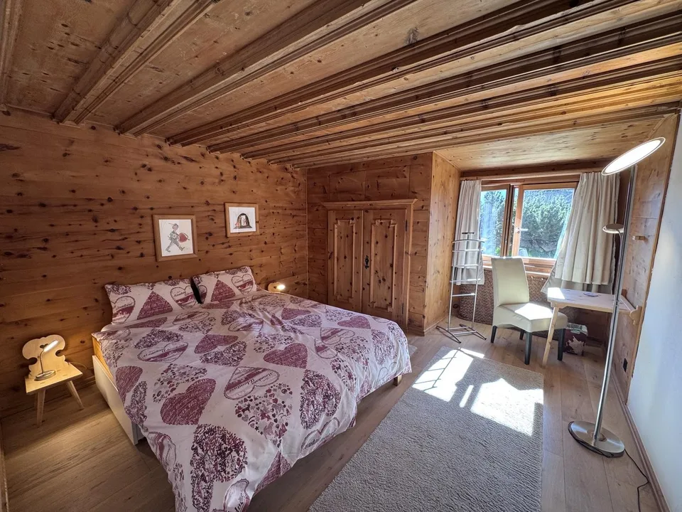 Arvenzimmer in einer geräumigen WG mit aussichtsreichem Außenbereich (Balkon+Garten)