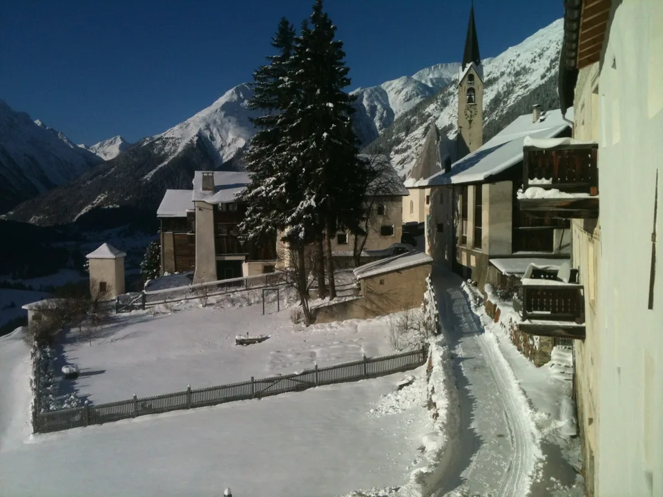 Arvenzimmer in einer geräumigen WG mit aussichtsreichem Außenbereich (Balkon+Garten)