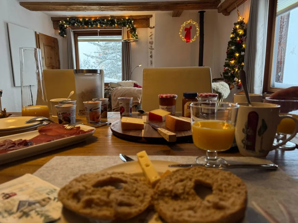 Arvenzimmer in einer geräumigen WG mit aussichtsreichem Außenbereich (Balkon+Garten)
