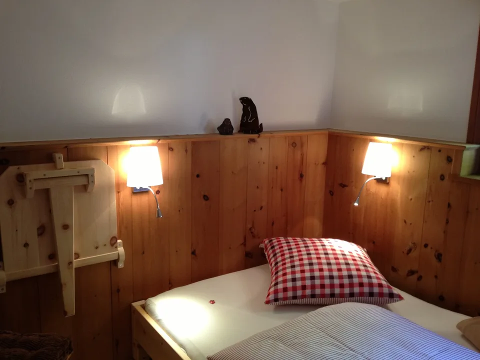 Kleines Arvenzimmer in einer geräumigen WG mit aussichtsreichem Außenbereich (Balkon+Garten)