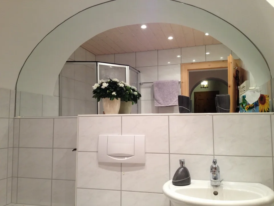 Kleines Arvenzimmer in einer geräumigen WG mit aussichtsreichem Außenbereich (Balkon+Garten)