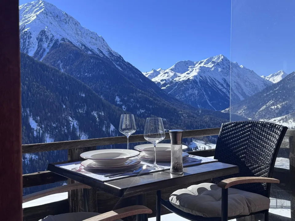 Kleines Arvenzimmer in einer geräumigen WG mit aussichtsreichem Außenbereich (Balkon+Garten)