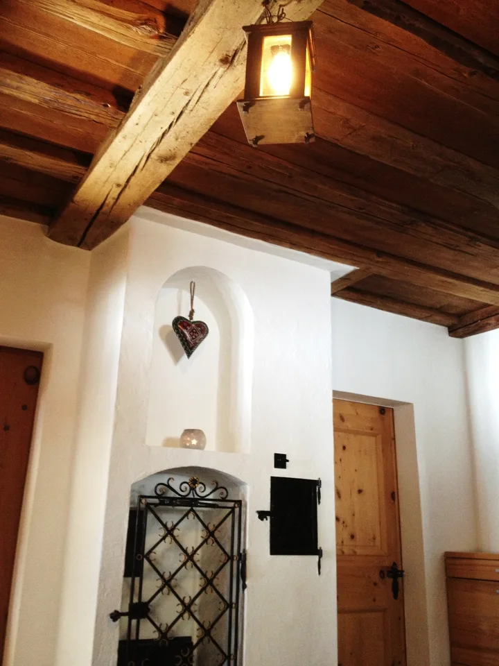 Kleines Arvenzimmer in einer geräumigen WG mit aussichtsreichem Außenbereich (Balkon+Garten)