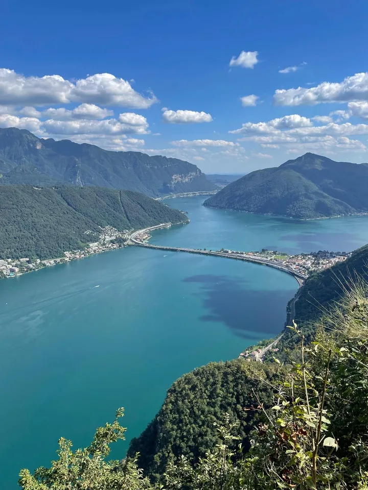 First occupancy after complete renovation – exclusive 2.5-room apartment with glazed winter garden, air conditioning and elevator, only 50 metres from Lake Lugano