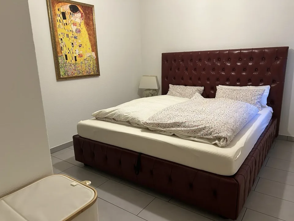 First occupancy after complete renovation – exclusive 2.5-room apartment with glazed winter garden, air conditioning and elevator, only 50 metres from Lake Lugano