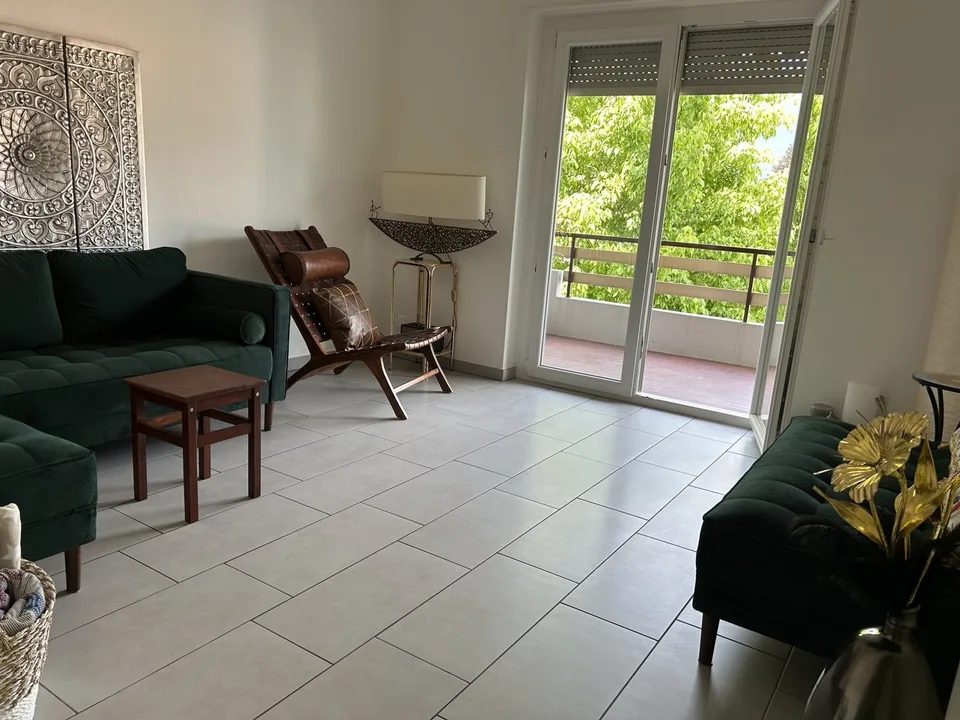 First occupancy after complete renovation – exclusive 2.5-room apartment with glazed winter garden, air conditioning and elevator, only 50 metres from Lake Lugano