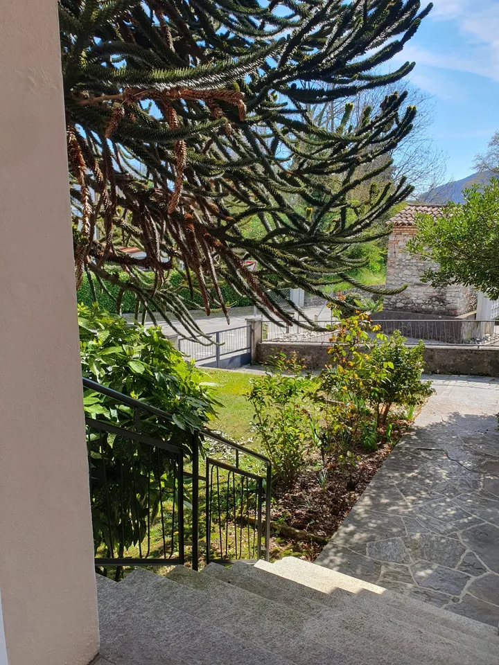 Luminosa villa indipendente con giardino e grande autorimessa