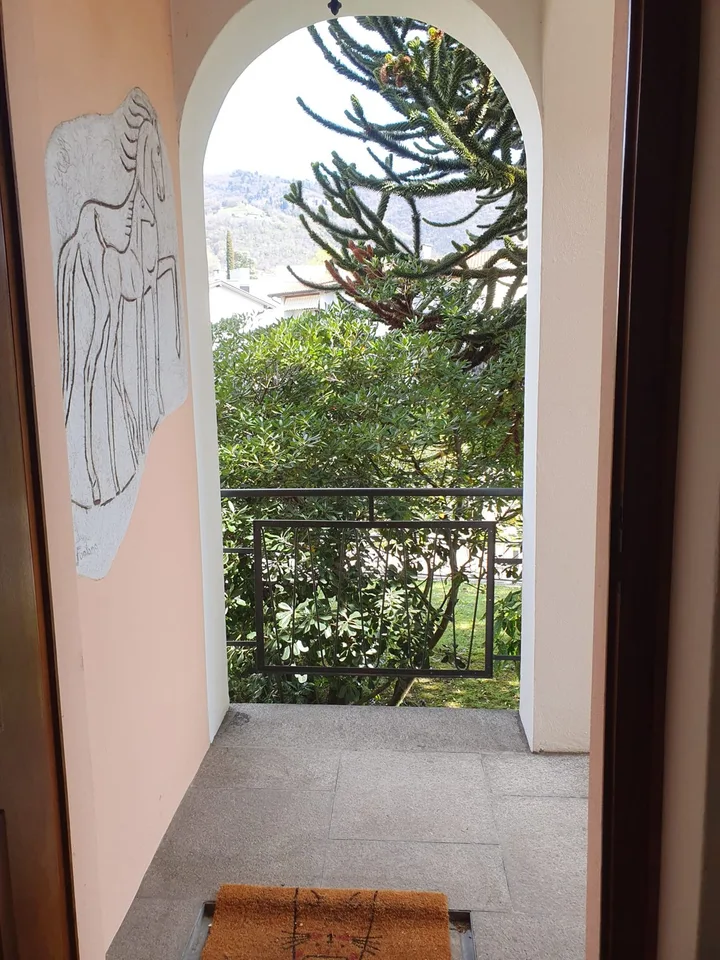 Luminosa villa indipendente con giardino e grande autorimessa
