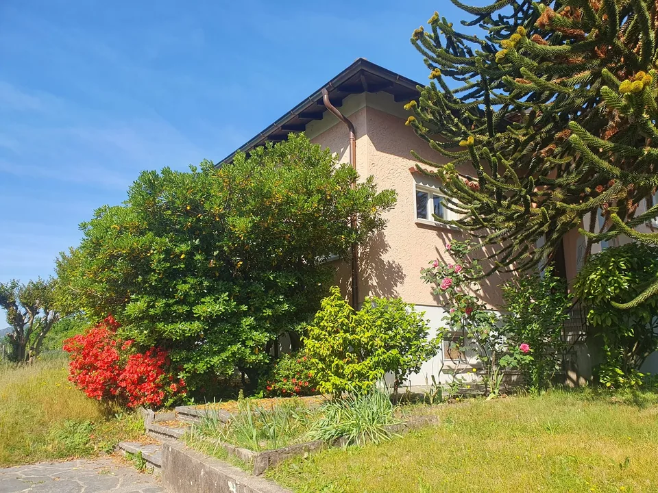 Luminosa villa indipendente con giardino e grande autorimessa
