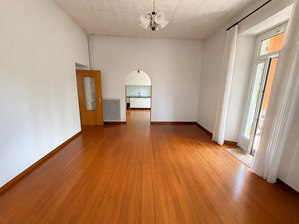 Spazioso 3.5 locali al PT con giardino esclusivo e doppia cantina