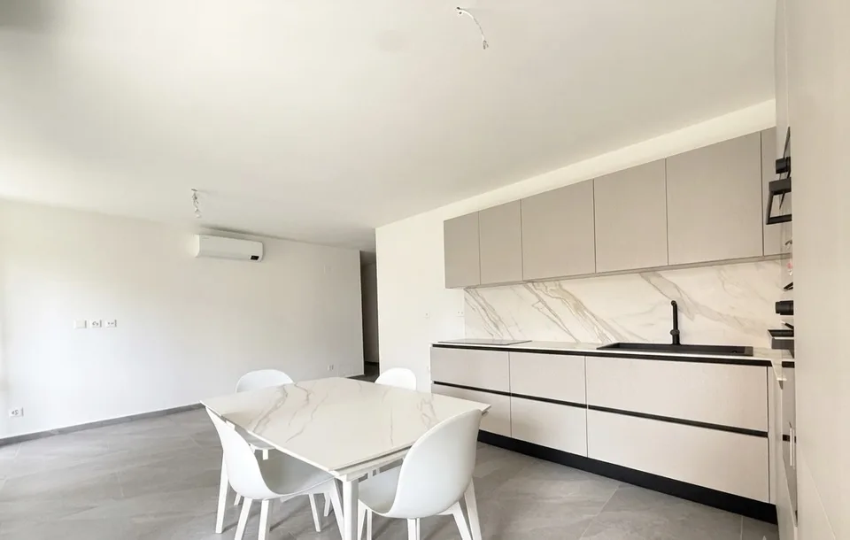 Mendrisio - 3.5 locali ristrutturato con terrazza, cantina e posto auto in autorimessa
