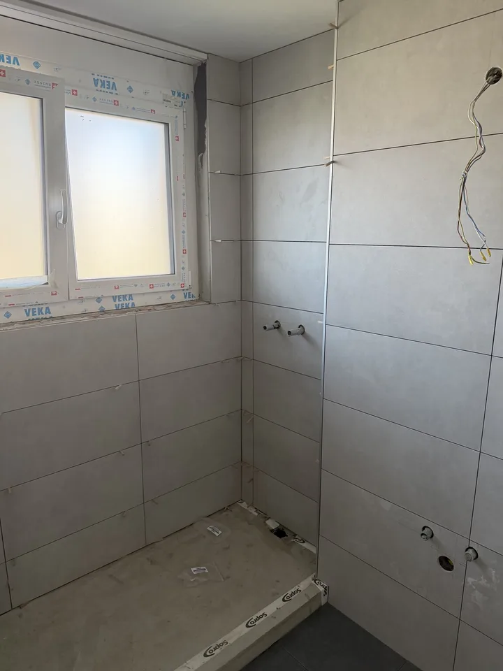 Studio in Thun. 200m bis zum See. 12 Minuten Gehweg zum Bahnhof. Komplett saniert.