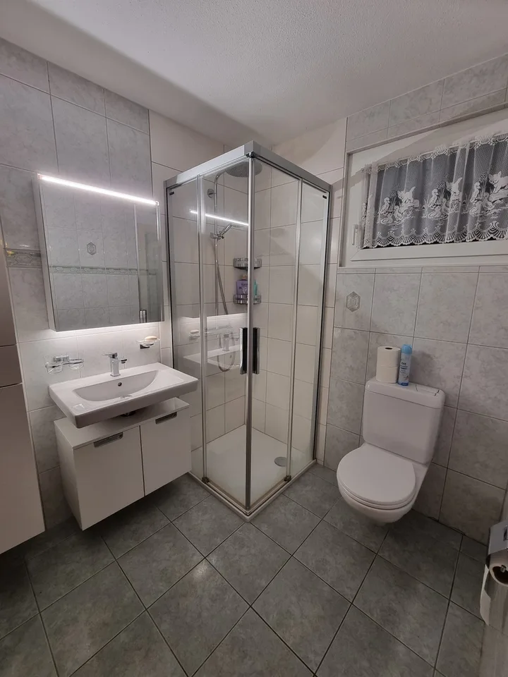 Zimmer in Einfamilienhaus im OG, Wallis, Ruhig & Zentral