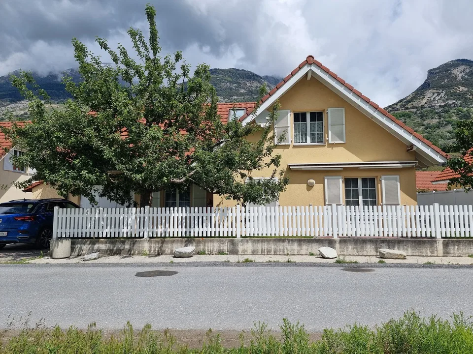 Zimmer in Einfamilienhaus im OG, Wallis, Ruhig & Zentral